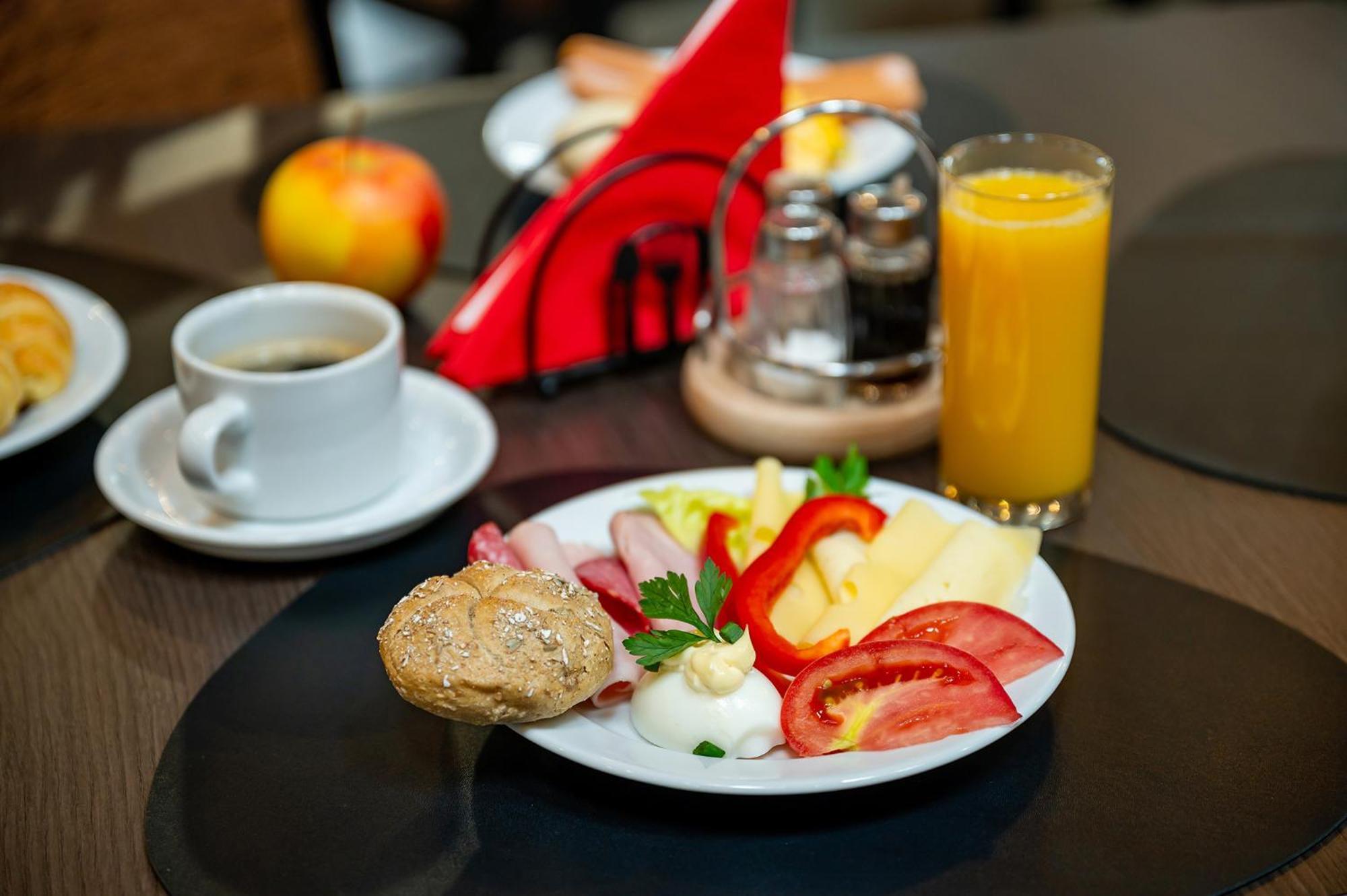 Warzymice Hotel Dworski Galaktyczny Park מראה חיצוני תמונה