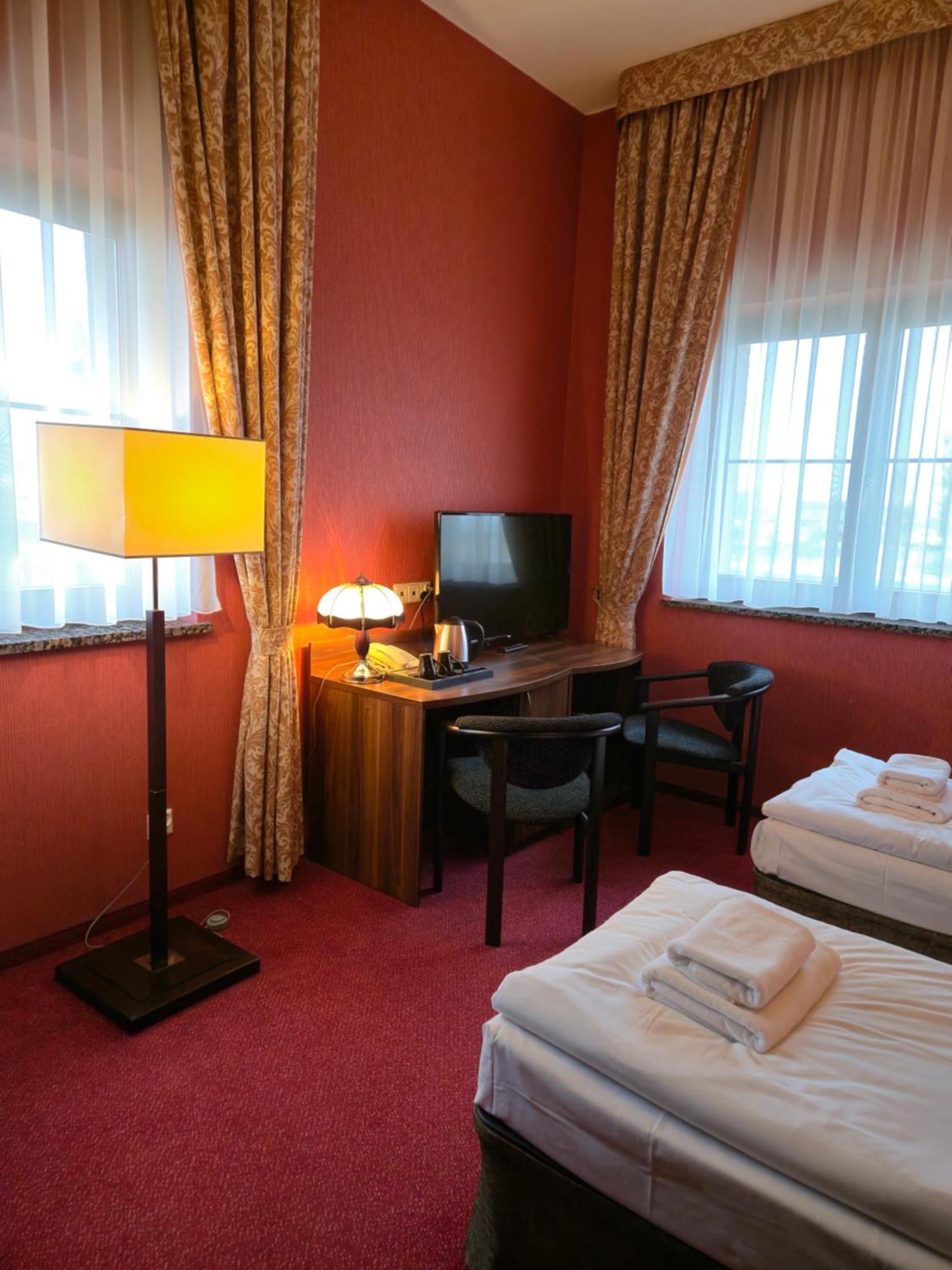 Warzymice Hotel Dworski Galaktyczny Park מראה חיצוני תמונה