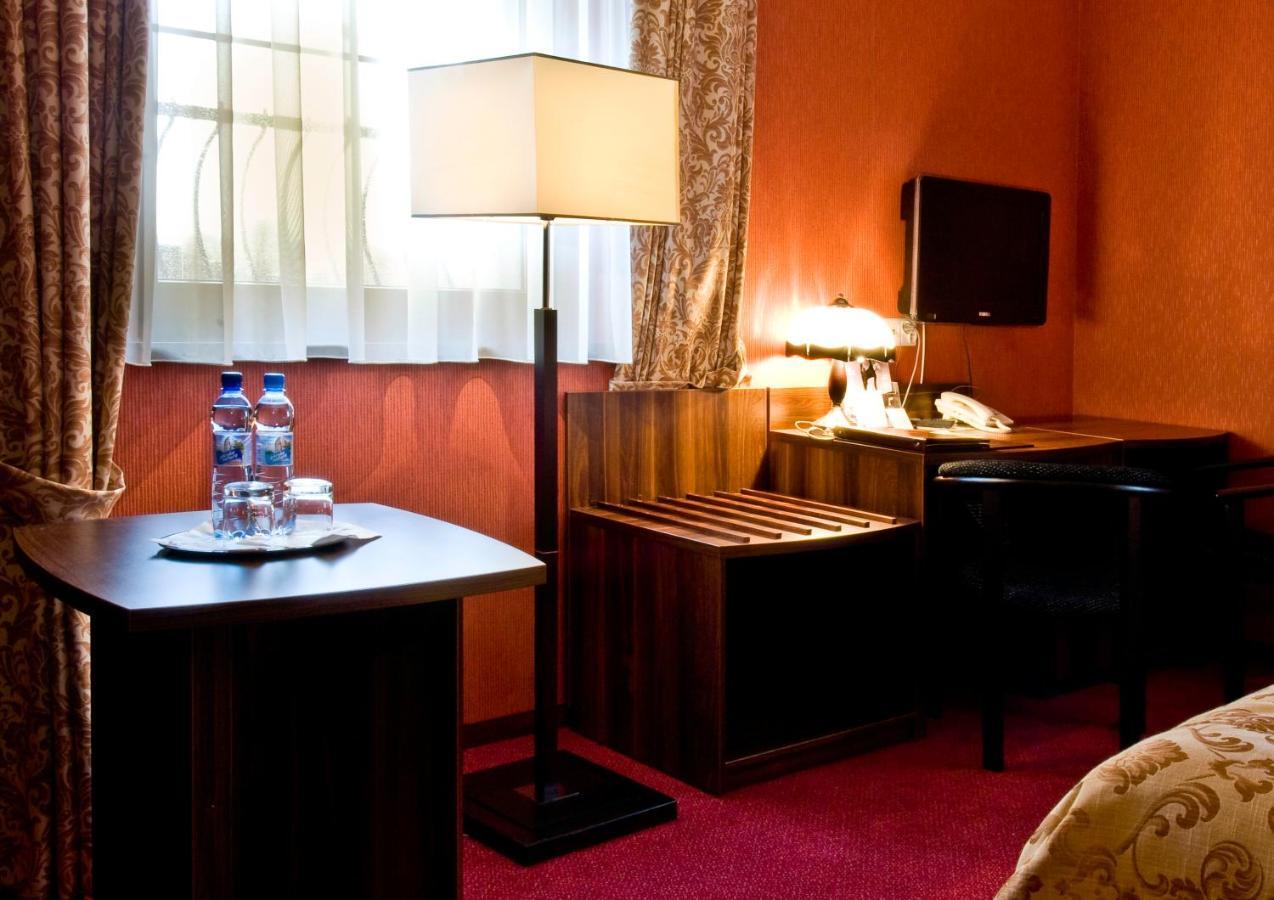 Warzymice Hotel Dworski Galaktyczny Park חדר תמונה